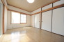 大きな開口部から明るい光が差し込む、日中の室内の明るさがこの部屋の魅力です。
