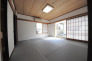 大きな開口部から明るい光が差し込む、日中の室内の明るさがこの部屋の魅力です。
