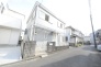 戸建てが立ち並ぶ静かな住宅街。四季折々の移り変わりを感じながら自然と楽しみ、暮らす、そんな毎日を日々の中で感じられる住環境
