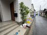 戸建てが立ち並ぶ静かな住宅街。四季折々の移り変わりを感じながら自然と楽しみ、暮らす、そんな毎日を日々の中で感じられる住環境
