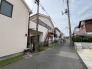 戸建てが立ち並ぶ静かな住宅街。四季折々の移り変わりを感じながら自然と楽しみ、暮らす、そんな毎日を日々の中で感じられる住環境（東側道路面）

