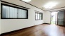 家族や友人、両親、親戚とこれから沢山の時間を紡ぐのだろう。そこを彩るのは窓から見える青い空、心地よい緑。そんなイメージが膨らむリビングスペース。
