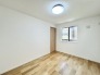 大きな開口部から明るい光が差し込む、日中の室内の明るさがこの部屋の魅力です。

