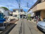 戸建てが立ち並ぶ静かな住宅街。四季折々の移り変わりを感じながら自然と楽しみ、暮らす、そんな毎日を日々の中で感じられる住環境
