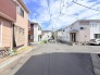 前面道路は通り抜けができないため、交通量が少なく静かな住環境です。
