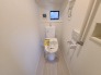 ウォシュレット機能付きのトイレ。換気のしやすい窓付きで、収納もあり実用性も兼ね備えた造り。
