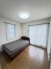 今からここを誰のお部屋にしようか、そんな洋室。大きさは5.1帖です。
