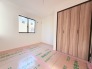 衣類の整理整頓に嬉しいクローゼット付きのお部屋。お子様のお部屋としても便利です。

