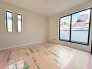 大きな開口部から明るい光が差し込む、日中の室内の明るさがこの部屋の魅力です。
