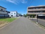 6m幅員の道路に面しておりお車の運転が苦手な方でも安心して出入りいただけます。
