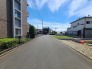6m幅員の道路に面しておりお車の運転が苦手な方でも安心して出入りいただけます。
戸建てが立ち並ぶ静かな住宅街。四季折々の移り変わりを感じながら自然と楽しみ、暮らす、そんな毎日を日々の中で感じられる住環境
