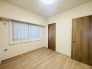 衣類の整理整頓に嬉しいクローゼット付きのお部屋。お子様のお部屋としても便利です。
