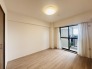 大きな開口部から明るい光が差し込む、日中の室内の明るさがこの部屋の魅力です。
