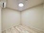 衣類の整理整頓に嬉しいクローゼット付きのお部屋。お子様のお部屋としても便利です。
