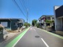 ８m幅員の道路に面しておりお車の運転が苦手な方でも安心して出入りいただけます。
