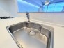 時短に活躍する食器洗浄機や一杯の水も楽しめる浄水器があるシステムキッチン。
