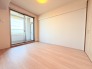 大きな開口部から明るい光が差し込む、日中の室内の明るさがこの部屋の魅力です。
