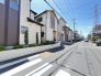 静かな街並みに調和する、穏やかな佇まい
