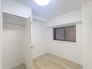 ～サービスルーム／約４．２帖～
衣類の整理整頓に嬉しいクローゼット付きのお部屋。
お子様のお部屋としても便利です。