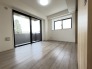 今からここを誰のお部屋にしようか、そんな洋室。大きさは6帖です。
