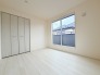 今からここを誰のお部屋にしようか、そんな洋室。大きさは5.25帖です。
