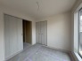 今からここを誰のお部屋にしようか、そんな洋室。大きさは5.25帖です。
