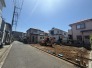 戸建てが立ち並ぶ静かな住宅街。四季折々の移り変わりを感じながら自然と楽しみ、暮らす、そんな毎日を日々の中で感じられる住環境
