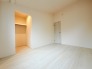 今からここを誰のお部屋にしようか、そんな洋室。大きさは6帖です。
