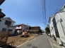 東側道路に面する整形地です。