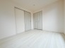 今からここを誰のお部屋にしようか、そんな洋室。大きさは5.25帖です。
