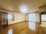 大きな開口部から明るい光が差し込むリビング。日中の室内の明るさがこの部屋の魅力です。
