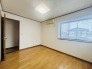 大きな開口部から明るい光が差し込む、日中の室内の明るさがこの部屋の魅力です。
