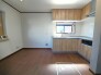 壁付のキッチンは上部に収納が作りやすいのがメリット。空間を有効活用したすっきりとしたデザイン。

