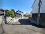 戸建てが立ち並ぶ静かな住宅街。四季折々の移り変わりを感じながら自然と楽しみ、暮らす、そんな毎日を日々の中で感じられる住環境
