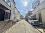 前面道路は通り抜けができないため、交通量が少なく静かな住環境です。
