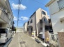 戸建てが立ち並ぶ静かな住宅街。四季折々の移り変わりを感じながら自然と楽しみ、暮らす、そんな毎日を日々の中で感じられる住環境
 10m