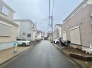 前面道路は通り抜けができないため、交通量が少なく静かな住環境です。
 