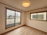 今からここを誰のお部屋にしようか、そんな洋室。大きさは5.2帖です。
