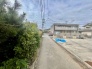 前面道路は車通りも少ない閑静な住宅街です。