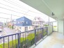 南西向きで陽当たり良好なバルコニー。お洗濯物がすぐに乾きます。