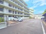 マンションの敷地内に機械式駐車場あり！