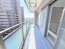 南側のお部屋から出入りできる、奥行きのあるバルコニー。心地よい陽射しと暖かな風を楽しむことが出来ます。
