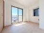 大きな開口部から明るい光が差し込む、日中の室内の明るさがこの部屋の魅力です。
