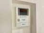 録画機能もあり、どのような人が何時に来訪されたのかが分かります。防犯上はもちろん、お届け物などの把握にも便利です。ライトが付いているので、夜間でも安心です。

