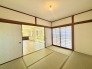 大きな開口部から明るい光が差し込む、日中の室内の明るさがこの部屋の魅力です。
