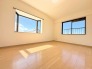 ゆとりの6帖ある寝室、陽光が入りやすく朝の目覚めも気持ち良く起こしてくれます。
