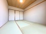 大きな開口部から明るい光が差し込む、日中の室内の明るさがこの部屋の魅力です。
