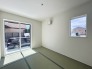 大きな開口部から明るい光が差し込む、日中の室内の明るさがこの部屋の魅力です。
