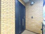 ダブルロックの玄関ドア。