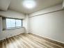 どんな家具にでも相性が良い清潔感ある白色調のクロスを採用。主張しすぎない配色、耐久性にも優れた床材は日々のメンテナンスも楽に、快適に過ごして頂けるよう考えられています。
